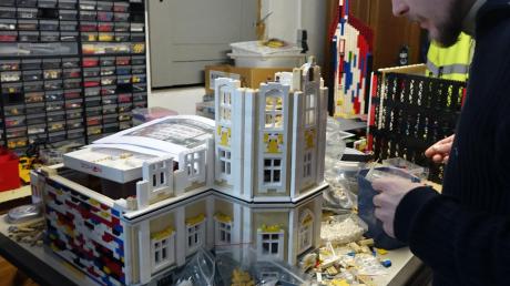 Klötzchen für Klötzchen wächst das Lego-Modell des Klosters Wiblingen in die Höhe. Am Ende werden 1,2 Millionen Steine verbaut sein. Im Herbst soll das imposante Bauwerk fertig sein. 