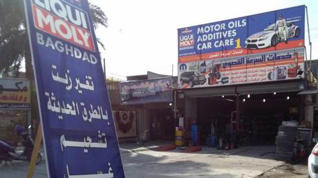 Schwierige Bedingungen, aber gute Geschäfte: Wie bei dieser Werkstatt in Bagdad, der Hauptstadt des Irak, ist das Firmenlogo der Ulmer Firma in vielen exotischen Gegenden der Welt präsent. 