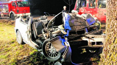 In diesem Auto wurden zwischen Biberachzell und Asch vier Menschen verletzt, zwei davon lebensgefährlich. Ein 17-Jähriger saß am Steuer.  	