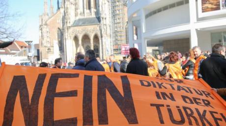 Türkisch-stämmige Ulmer sagten auf dem Münsterplatz „nein zur Diktatur in der Türkei“. 