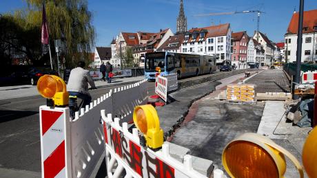 Noch gibt es auf der Herdbrücke zwischen Neu-Ulm und Ulm einen Engpass, doch das Ende der Baustelle ist in Sicht. 