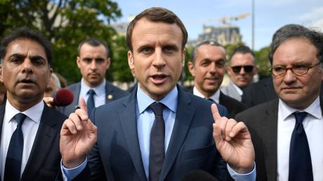 Der Mitte-Links-Kandidat in den französischen Präsidentschaftswahlen, Emmanuel Macron (Mitte), kommt am 24.04.2017 in Paris zu einer Gedenkveranstaltung anlässlich des Völkermords an den Armeniern vor 102 Jahren.