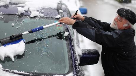 Eigentlich dachte man, dass das vorbei wäre: Viele Autofahrer mussten gestern früh ihren Schneebesen wieder auspacken. 