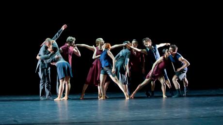 In „El Beso“, ein Einzelstück in der Ballettproduktion „La Sinfonia del Beso“ dreht sich alles ums Küssen – und dessen unterschiedliche Formen. 	