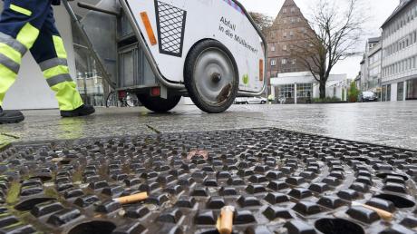 Auf den Boden geworfene Zigarettenkippen machen den Mitarbeitern der Entsorgungsbetriebe viel Arbeit. Die CDU-Fraktion fordert ein Rauchverbot auf bestimmten Plätzen in der Ulmer Innenstadt. 