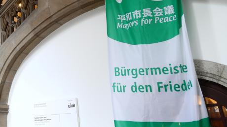 Die „Mayors for Peace“-Flagge hängt im Ulmer Rathaus. 