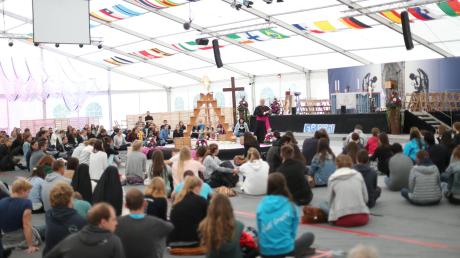 Einer der Gäste auf den Prayerfestival ist der Schweizer Weihbischof Marian Eleganti (Mitte, neben dem Kreuz stehend). Sein Vortrag dauerte eine Dreiviertelstunde. Die jungen Teilnehmer des Prayerfestivals hörten ihm aufmerksam zu. 