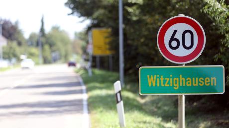 Die Staatsstraße durch Witzighausen: keine Gehwege, wenig angrenzende Häuser. Das Erscheinungsbild am Rand der Fahrbahn spielt eine entscheidende Rolle für die Wahl der Ortsschilder und der Tempoangaben. 