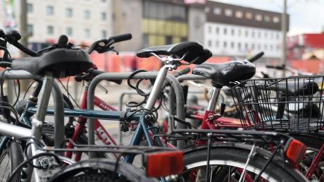 Aufgrund der Bauarbeiten sind die Fahrräder am Hauptbahnhof derzeit auf provisorischen Stellplätzen untergebracht. Künftig soll es mehrere eigene Fahrrad-Parkhäuser geben.