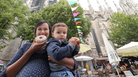 Am Donnerstag hat der Street-Food-Markt „Unter Ulmern“ auf dem südlichen Münsterplatz begonnen. Im Bild: Illa Schwarz aus Ulm und Sohn Jakob mit Donuts. 