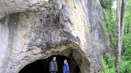 Der Archäologe Johannes Wiedmann vom Urgeschichtlichen Museum in Blaubeuren (Urmu) erläutert einer Besucherin am Sirgenstein die Besonderheiten dieser Bilderbuchhöhle.  	