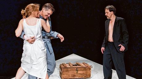 Die drei Darsteller des Stückes „Der Weibsteufel“ (von links): Tini Prüfert als das Weib, Andreas Bittl spielt einen jungen Grenzjäger und Theater-Zugang Stefan Maaß gibt den Mann. 