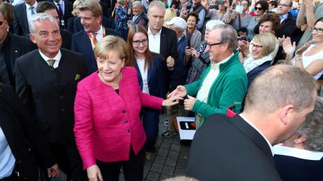 Angela Merkel (CDU) besuchte am Freitag Ulm. Sie sprach vor etwa 3000 bis 4000 Besuchern auf dem Münsterplatz (links neben ihr Thomas Strobl, rechts hinter ihr Ronja Kemmer). 