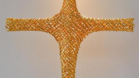 Mit diesem Kreuz gewann Künstler Peter Sandhaus den Wettbewerb „Ars Liturgica“ des Bistums Essen. Jetzt ist es in Roggenburg zu sehen. 
