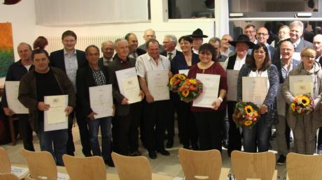Im Ichenhauser Schulmuseum wurden 35 Beschäftigte und Meister der Kreishandwerkerschaft Günzburg/Neu-Ulm für langjährige Betriebstreue und Zugehörigkeit zum Berufsstand ausgezeichnet. 