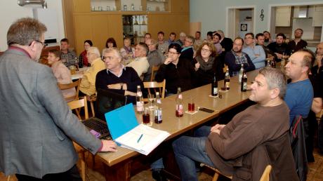 Rund 50 Anwohner aus Biberberg und Balmertshofen kamen zur Bürgerversammlung in die Alte Schule.