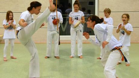 Die brasilianische Kampfkunst Caopeira wird jetzt auch in Holzheim praktiziert, unter anderem bei einem öffentlichen Workshop am Donnerstag.  	
