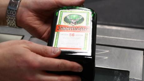 Unbekannte haben aus einer Tankstelle in Reichertshofen elf Flaschen Jägermeister gestohlen.