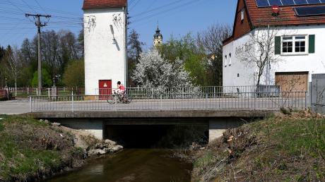 Die Brücke über das Flüsschen Biber in Biberachzell wird in diesem Jahr durch einen Neubau ersetzt. Im Mai sollen die Arbeiten beginnen. 