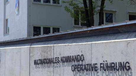  Ein Schriftzug weist in der Kaserne Wilhelmsburg auf das "Internationale Kommando - Operative Führung" hin. 