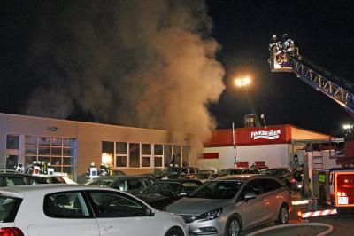 Technischer Defekt löste Großbrand in Autohaus aus