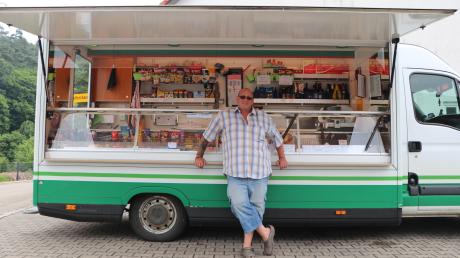 Aus seinem Wagen heraus verkauft Harald Hutter alles, was man zum Leben braucht. Jeden Tag fährt er dafür durch die Gemeinden in der Region. Es ist ein schwieriges Geschäft. Und auch die traditionellen Dorfläden im Landkreis Neu-Ulm haben Probleme.