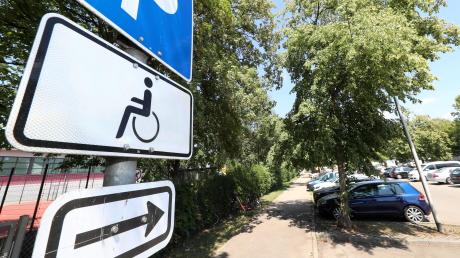 Begleitpersonen von Schwerbehinderten sollen ab der neuen Badesaison im Burgauer Freibad freien Eintritt bekommen.