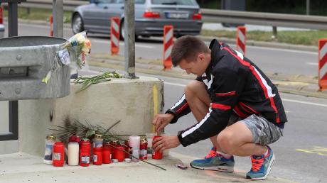 Razvan Iuga zündet eine Kerze an der Stelle an, an der sein bester Freund in der Nacht auf Donnerstag bei einem tragischen Motorradunfall ums Leben gekommen ist.