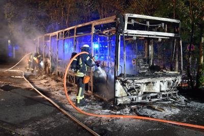 Geparkter Bus geht in Neu-Ulm in Flammen auf