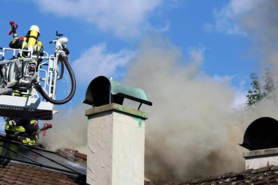 Feuerwehr löscht brennenden Dachstuhl 
