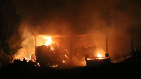 Beim Eintreffen der Rettungskräfte stand die landwirtschaftliche Lagerhalle in Asch bereits lichterloh in Flammen. 