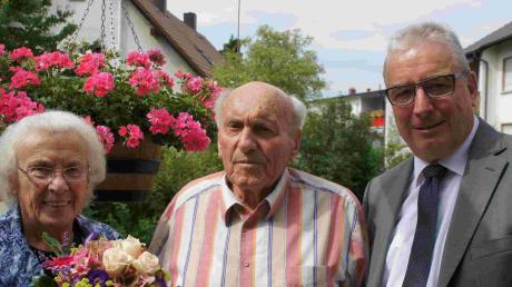 Zum 60. Hochzeitstag überbrachte OB Gerold Norenberg (rechts) Hildegard und Wilhelm Lehner Glückwünsche und Blumen.  	