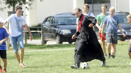 Für die sportliche Betätigung zwischendurch schnüren auch junge Geistliche die Fußballschuhe. Der Sportworkshop ist fester Bestandteil des Programmes beim Prayerfestival. 