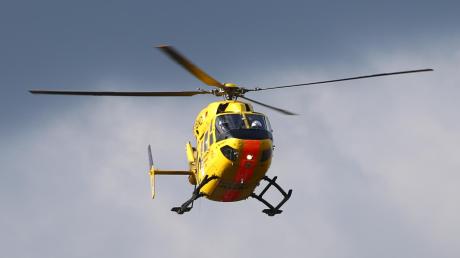 Mit einem Rettungshubschrauber ist eine schwer verletzte junge Frau nach einem Reitunfall bei Osterberg ins Krankenhaus gebracht worden. 