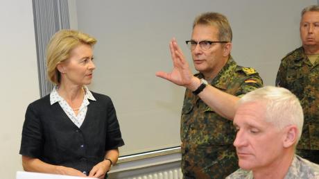 General Jürgen Knappe stellt Ministerin Ursula von der Leyen das Lagezentrum des neuen Nato-Kommandos vor.
