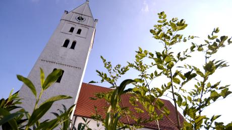 Die Pfarrkirche St. Johannes Baptist hat den ältesten Kirchturm im Landkreis Neu-Ulm vorzuweisen. Teile des Turms sind romanisch und stammen etwa aus dem Jahr 1230.