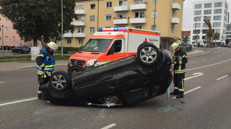 Durch einen Unfall auf der Reuttier Straße landete ein Auto auf dem Dach. 