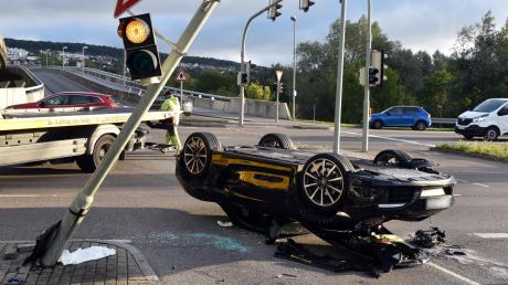 Der Porsche-Sportwagen prallte gegen eine Ampel und blieb anschließend auf dem Dach liegen. 	<b>Foto: Thomas Heckmann</b>
