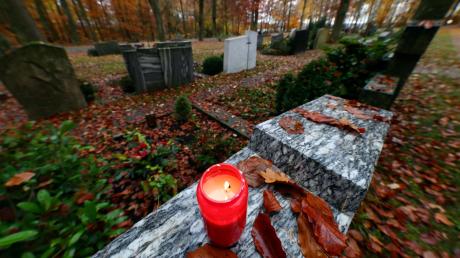 In Roggenburg steigen zum 1. Januar 2024 die Grabgebühren.  
