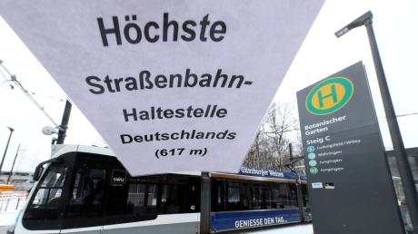 Der Hinweis an der Haltestelle Botanischer Garten „Höchste Straßenbahn-Haltestelle in Deutschland (617 m)“ stammt nicht von der der SWU Verkehr. Der Autor ist aber gut informiert. Tatsächlich liegt besagte Haltestelle laut Plan auf 617,8 Metern über Normalnull.  	