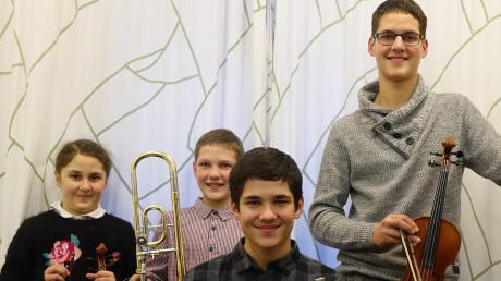 Vier von sieben musizierenden Kindern der Familie Eberenz: (von links) Lea, David, Lukas und Joel. Damit alle üben und ihren Instrumentalunterricht besuchen können, muss sich die Familie gut organisieren.  	