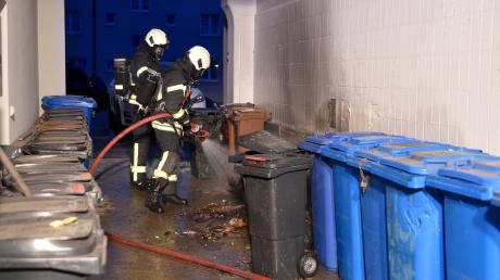 In Adelzhausen fängt eine Mülltonne Feuer. (Symbolfoto)