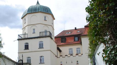 So unterschiedlich wie Schloss Reutti ist wohl kein anderer der Patriziersitze im Ulmer Winkel genutzt worden. Die Leserwanderung der Neu-Ulmer Zeitung führt an vielen dieser einstigen Sommerresidenzen vorbei. 	