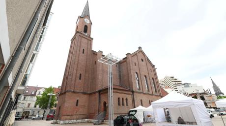 Die evangelische Petruskirche in der Neu-Ulmer Innenstadt wurde nach dem Zweiten Weltkrieg wiederaufgebaut und erweitert. Dazu gehörten zwei neue Tore mit Bronzereliefs, die ihre eigene Bedeutung haben.  	