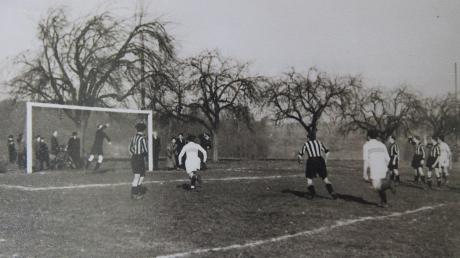 Während der Anfänge des SV Beuren nach dem Zweiten Weltkrieg war noch alles anders: Dieses Foto zeigt den ersten Sportplatz am Sägemühlweg. Dort wurden von 1949 bis 1954 die Punktspiele des Sportvereins ausgetragen. 
