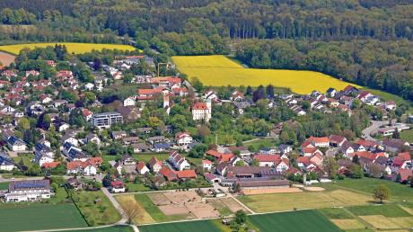 Der Neu-Ulmer Stadtteil Reutti (hier eine Luftaufnahme von Westen aus) ist von der Fläche und Einwohnerzahl her der siebtgrößte Neu-Ulmer Stadtteil. Die Ursprünge des Orts sind nur unter Schwierigkeiten zu fassen.  	