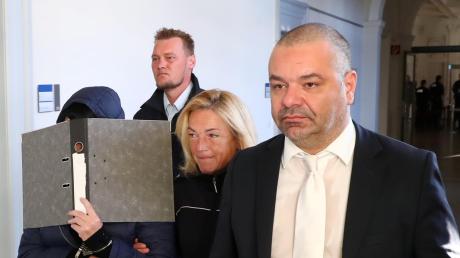 Beim Prozessauftakt im Oktober 2018 versteckte die Angeklagte ihr Gesicht. Rechts im Bild Strafverteidiger Daniel Sprafke. 	