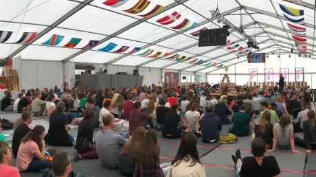 Hunderte Jugendliche und junge Erwachsene erleben beim Prayerfestival in Marienfried noch bis Sonntag Spiritualität und mehr. 	