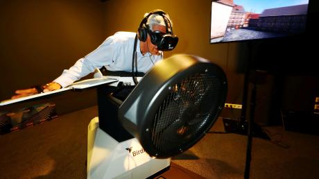 Virtual-Reality-Brille, Flügel und ein Ventilator sorgen beim Flugsimulator "Birdly" der Stadt Ulm für ein verblüffend realistisches Flugerlebnis. Fuchstal soll ein ähnliches Gerät erhalten.