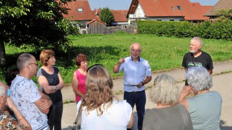Bei einem Ortstermin in Attenhofen haben Anwohnern, Bürgermeister Wolfgang Fendt und die Bauherrin über das Vorhaben diskutiert.  	
